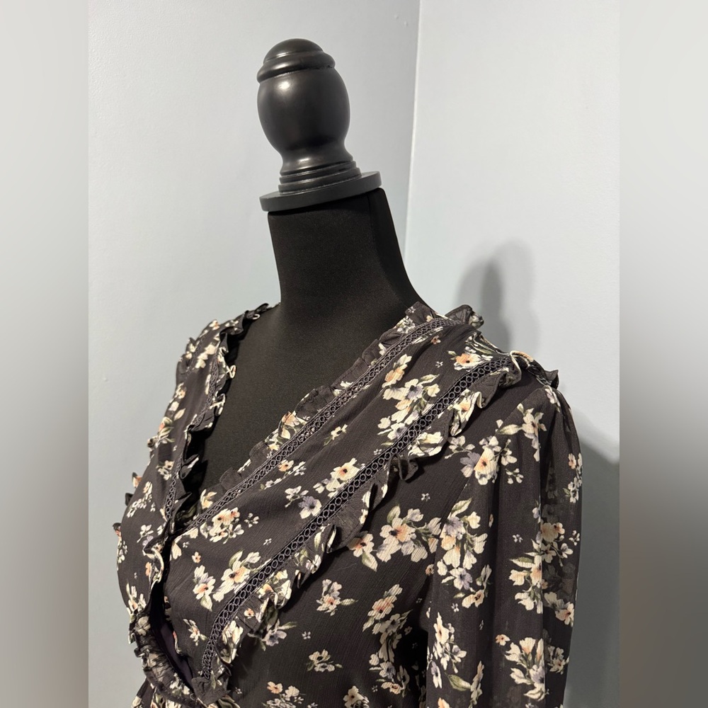 ASTR Ruffle Wrap Front Floral Chiffon Long Sleeve Peplum Blouse Grey Peach XS - Picture 2 of 11